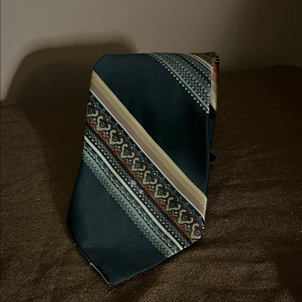 😄Vintage tie made in Canada geometric design